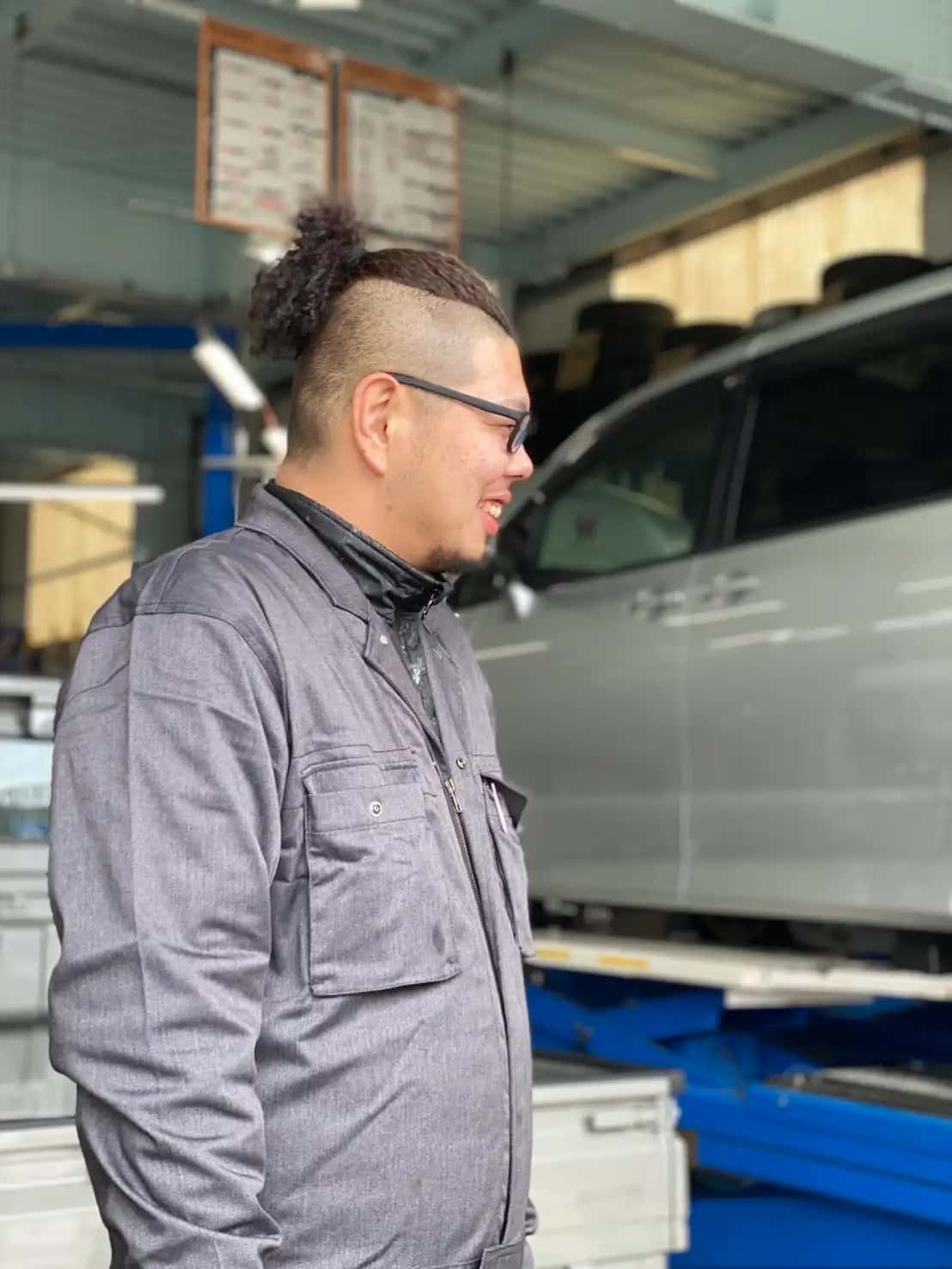 いずみ自動車で顧客に整備内容を分かりやすく説明する自動車整備士