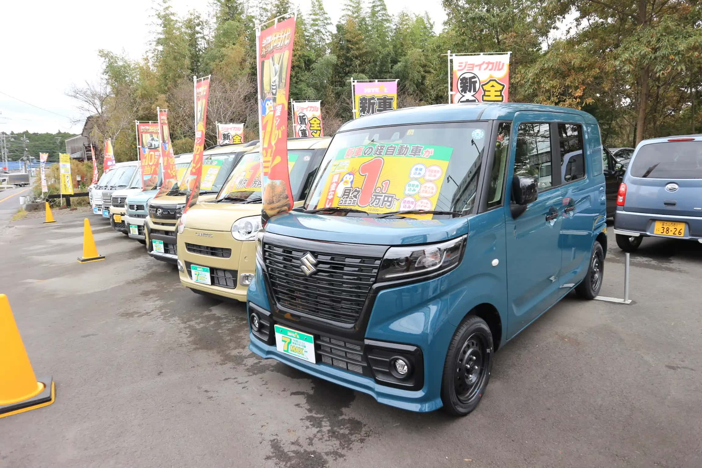カーリース用に店頭に並んでいる車
