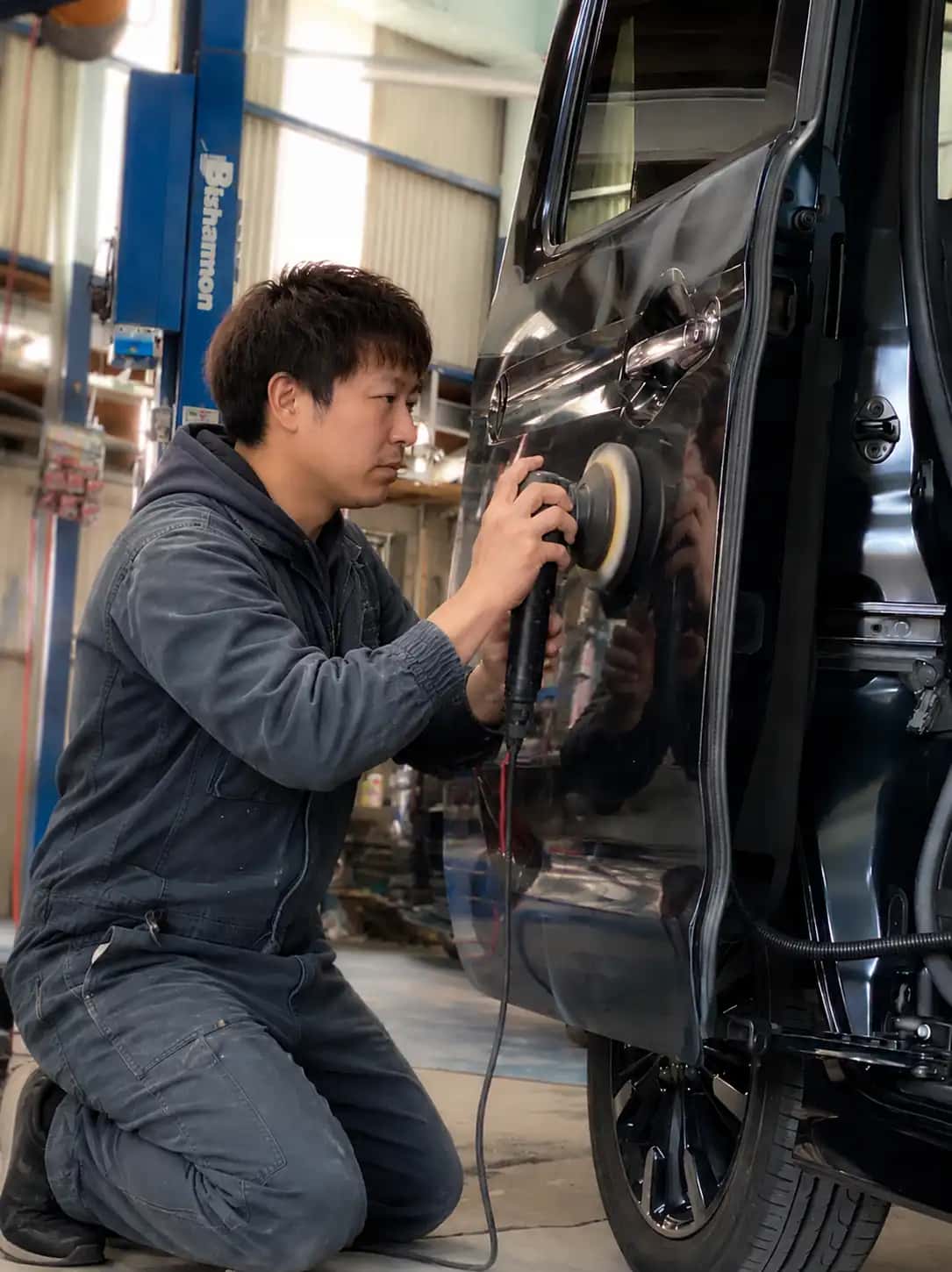 いずみ自動車で修理・鈑金塗装・コーティング作業を行っている鈑金塗装スタッフ